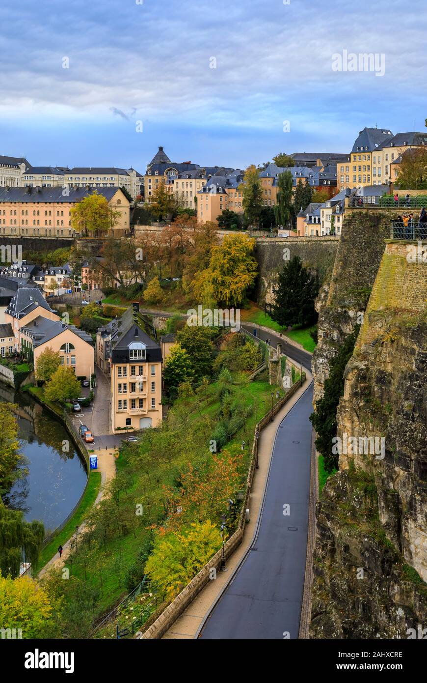 Luxemburg, Luxemburg - 21. Oktober 2017: Blick auf Luxemburg Altstadt, Weltkulturerbe der UNESCO, die alte Stadtmauer Stockfoto