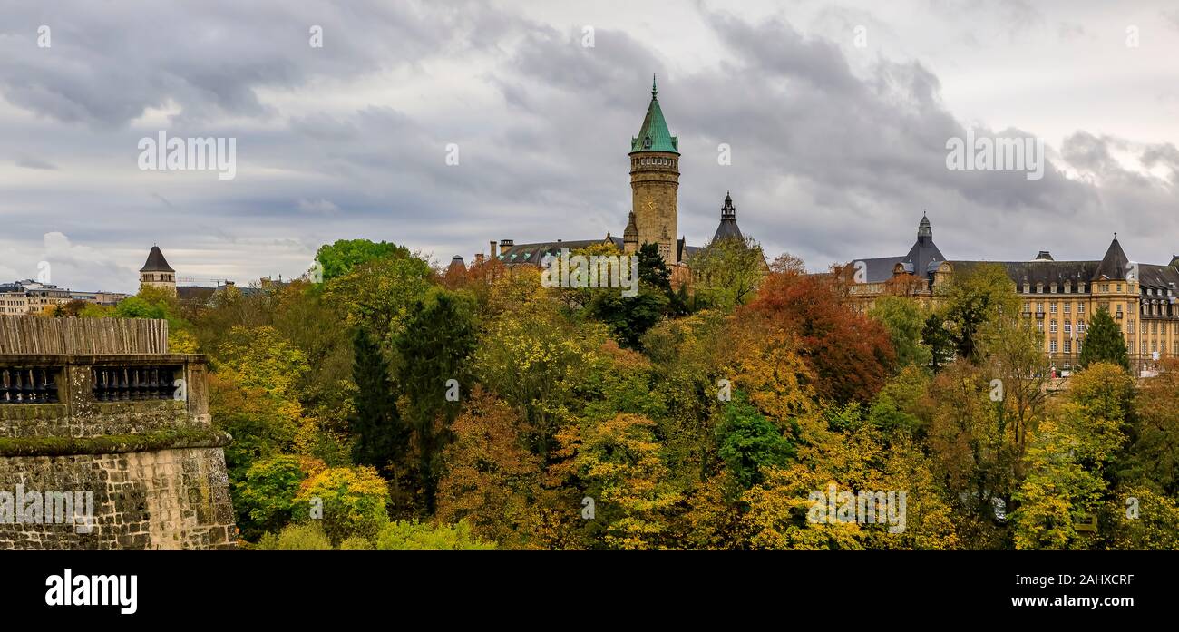 Ansicht der BCEE oder Luxemburger Spuerkeess Uhrturm in das UNESCO-Weltkulturerbe Luxemburg Altstadt mit ihren alten Vierteln und Befestigungen Stockfoto