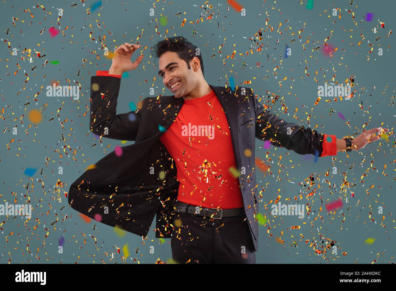 Junger Mann tanzen an eine Silvester Party. Stockfoto