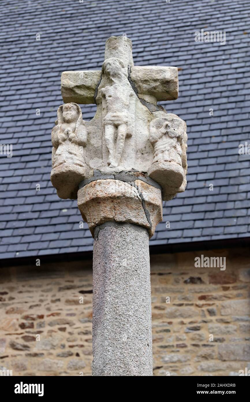 Steinernes Kreuz - Kalvarienberg - bei Saint Guigner Kirche in Belz, Bretagne, Frankreich Stockfoto