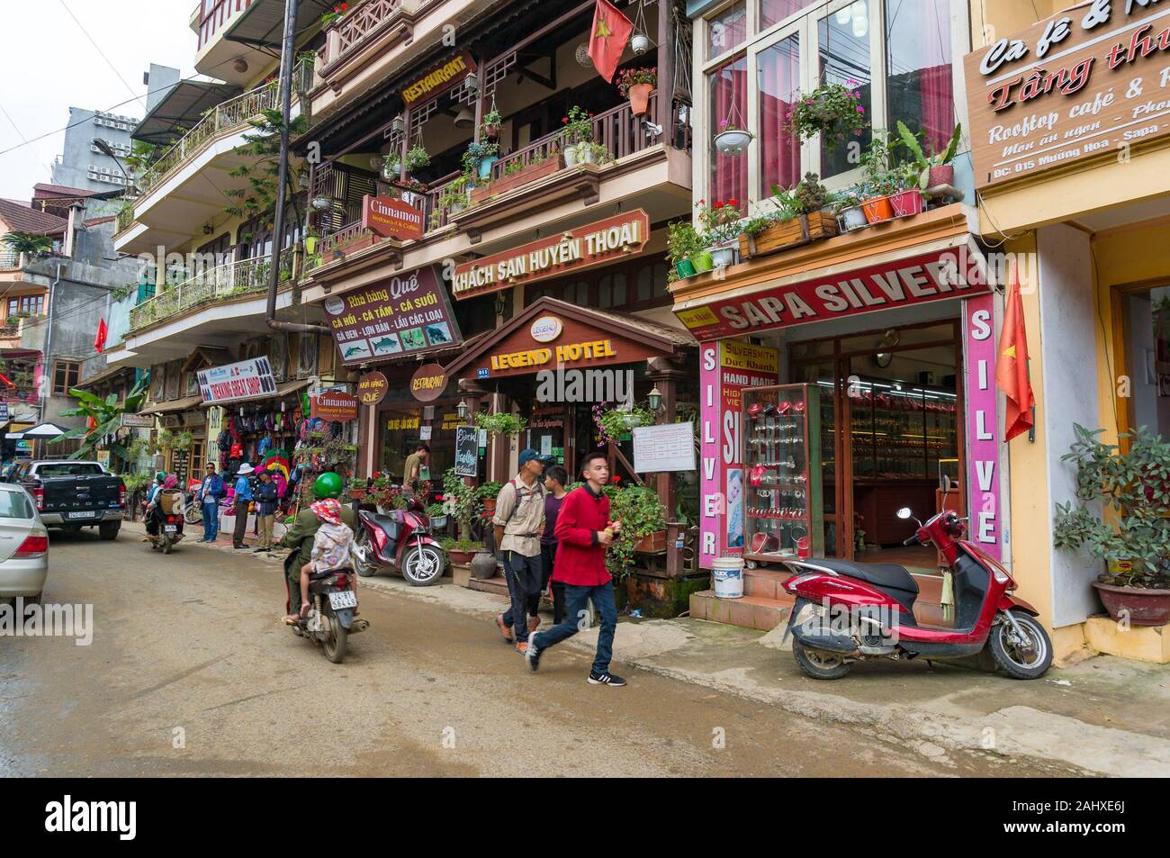 Sapa, Vietnam - am 19. August 2017: Sapa Town Street mit Menschen und Verkehr Stockfoto