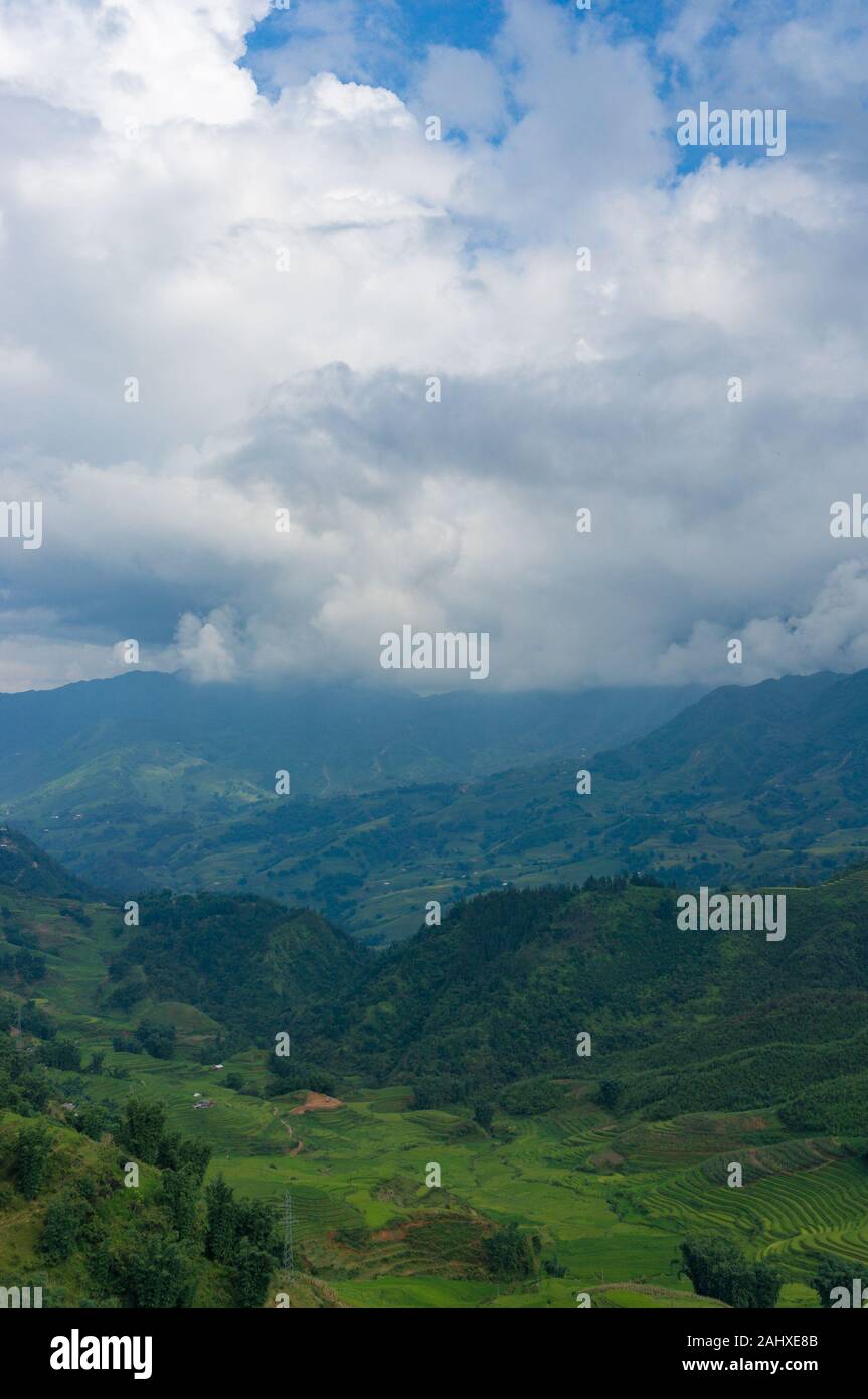 Schöne Berglandschaft mit Blick auf Reisterrassen. Natur Hintergrund. Vietnam Stockfoto