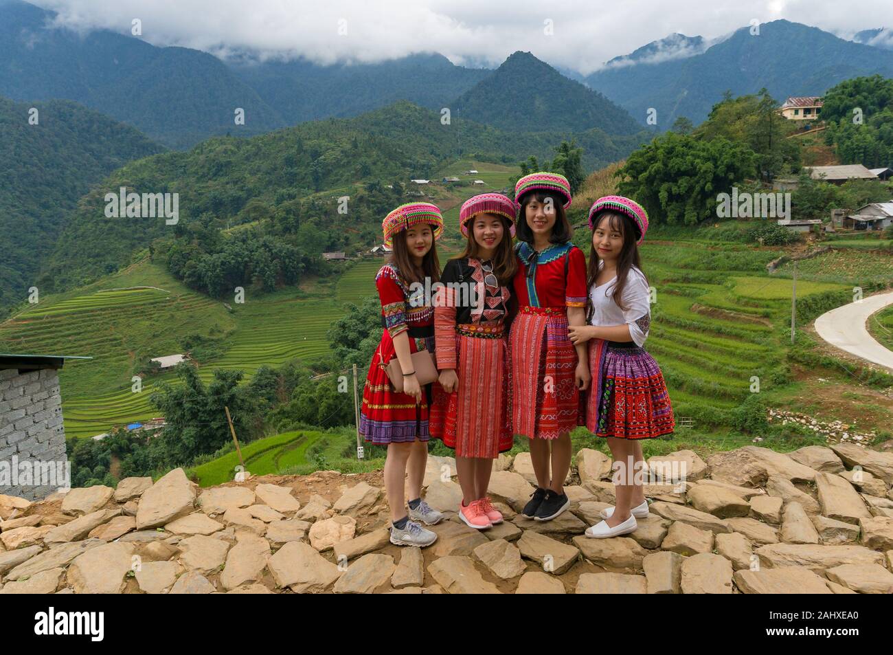 Catcat, Vietnam - am 19. August 2017: asiatische Touristen in Vietnamesischen traditionellen kleiden gegen ländlichen Hintergrund posiert Stockfoto