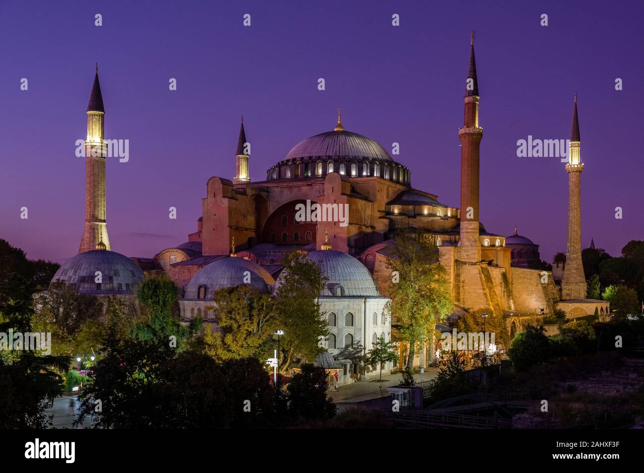 Die Hagia Sophia, Ayasofya, einem ehemaligen Griechisch-orthodoxen christlichen Kathedrale, später eine osmanische Moschee und jetzt ein Museum, beleuchtete nach Sonnenuntergang Stockfoto
