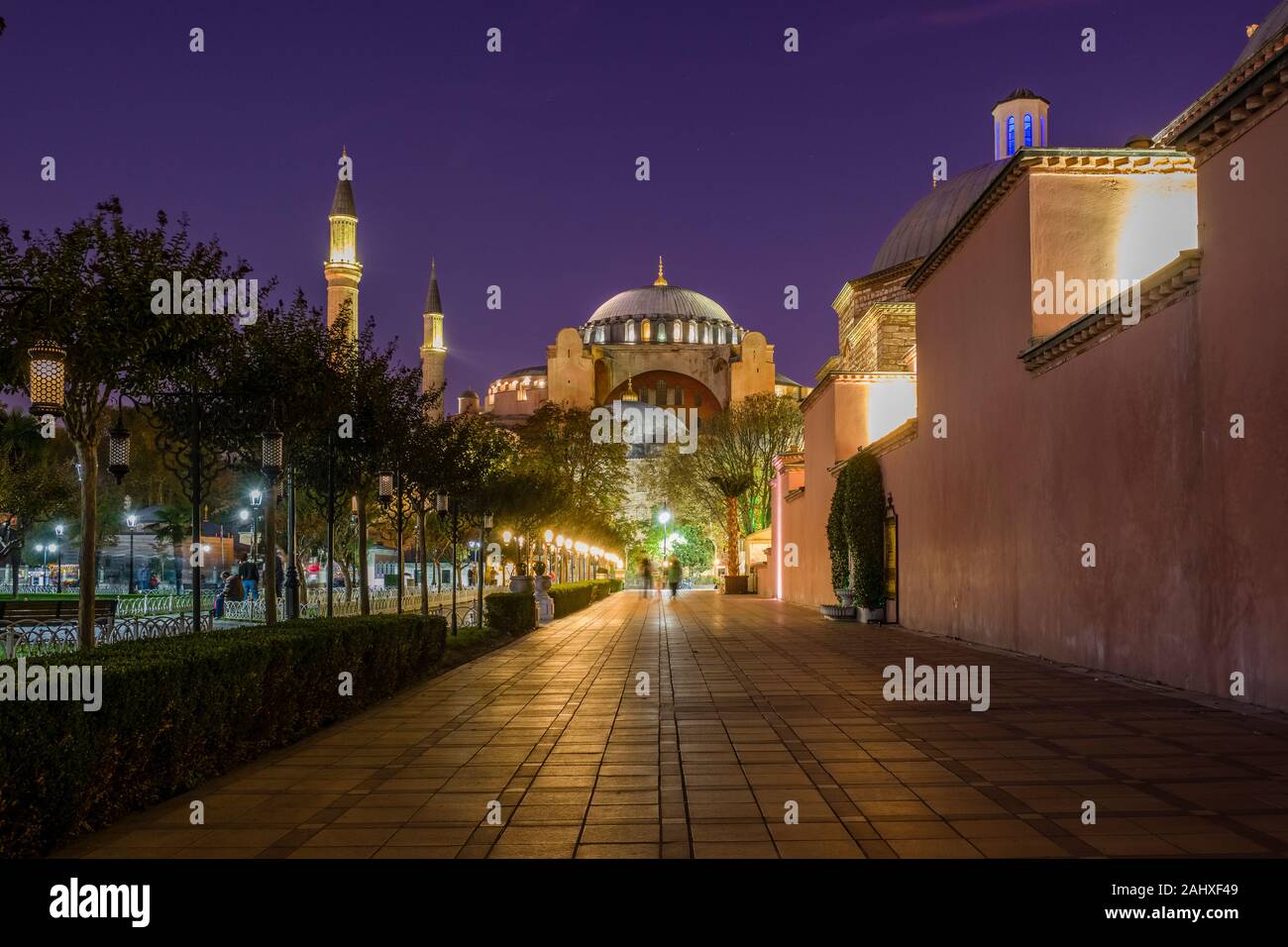 Die Hagia Sophia, Ayasofya, einem ehemaligen Griechisch-orthodoxen christlichen Kathedrale, später eine osmanische Moschee und jetzt ein Museum, beleuchtete nach Sonnenuntergang Stockfoto