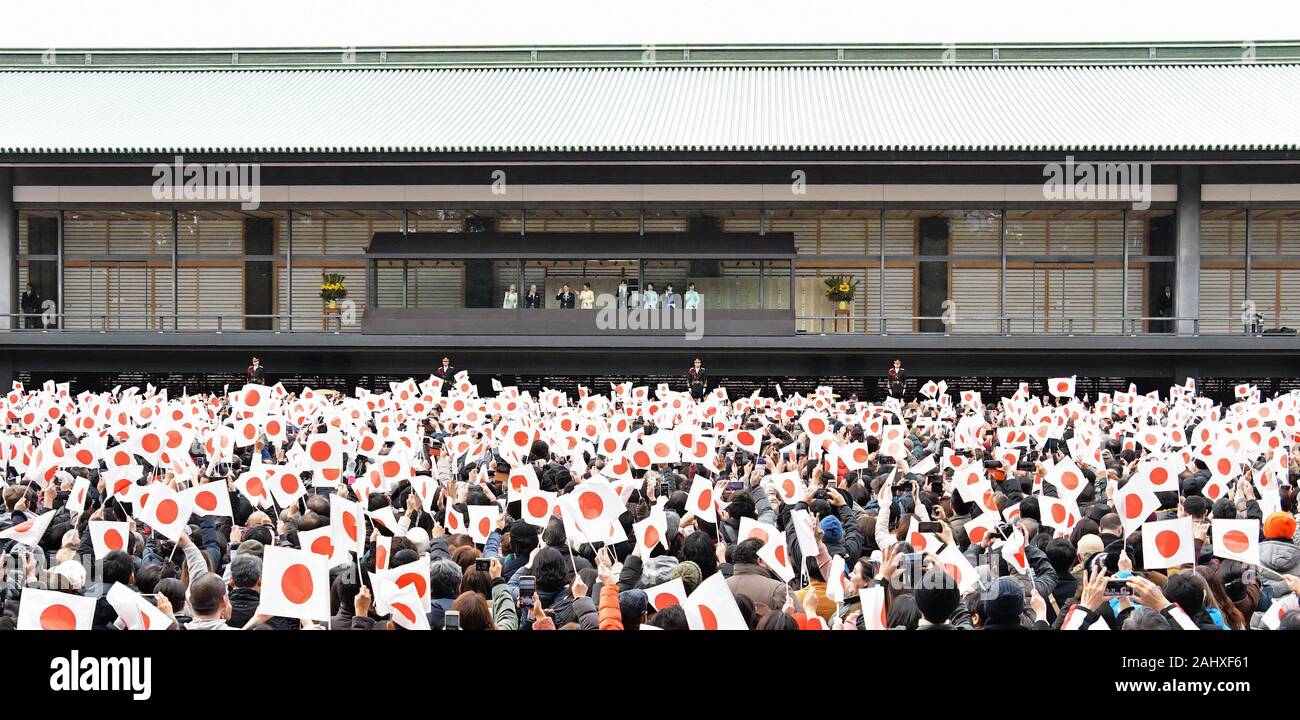 (L - R) Die japanische Kaiserin Emerita Michiko, emeritierter Kaiser Akihito, Kaiser Naruhito, Kaiserin Masako, Krone Prinz Akishino, Krone Prinzessin Kiko, Prinzessin Mako und Prinzessin Kako wave Gratulanten Während ein neues Jahr Gruß an der East Plaza, Imperial Palace in Tokio, Japan, am Donnerstag, 2. Januar 2020. Japans Kaiser Naruhito geliefert Adresse seines ersten das neue Jahr auf seine Thronbesteigung im letzten Jahr und drückte seine Sympathie zu den Überlebenden der jüngsten Naturkatastrophen und hoffen, dass Sie ein ruhiges Jahr ohne Katastrophe und für das Glück für die Menschen in Japan und der ganzen Welt. Foto von K Stockfoto