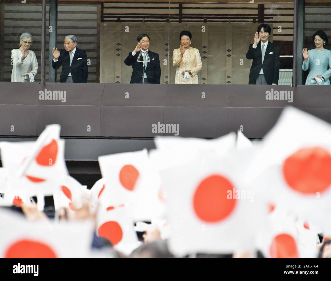 (L - R) Die japanische Kaiserin Emerita Michiko, emeritierter Kaiser Akihito, Kaiser Naruhito, Kaiserin Masako, Krone Prinz Akishino, Krone Prinzessin Kiko wave Gratulanten Während ein neues Jahr Gruß an der East Plaza, Imperial Palace in Tokio, Japan, am Donnerstag, 2. Januar 2020. Japans Kaiser Naruhito geliefert Adresse seines ersten das neue Jahr auf seine Thronbesteigung im letzten Jahr und drückte seine Sympathie zu den Überlebenden der jüngsten Naturkatastrophen und hoffen, dass Sie ein ruhiges Jahr ohne Katastrophe und für das Glück für die Menschen in Japan und der ganzen Welt. Foto von keizo Mori/UPI Stockfoto