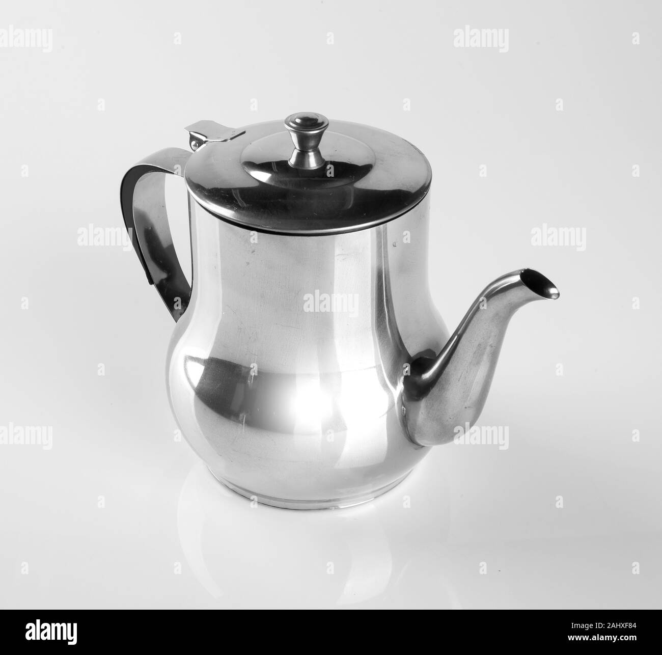Tee Töpfe oder Edelstahl Kaffeekanne auf dem Hintergrund neuer Stockfoto