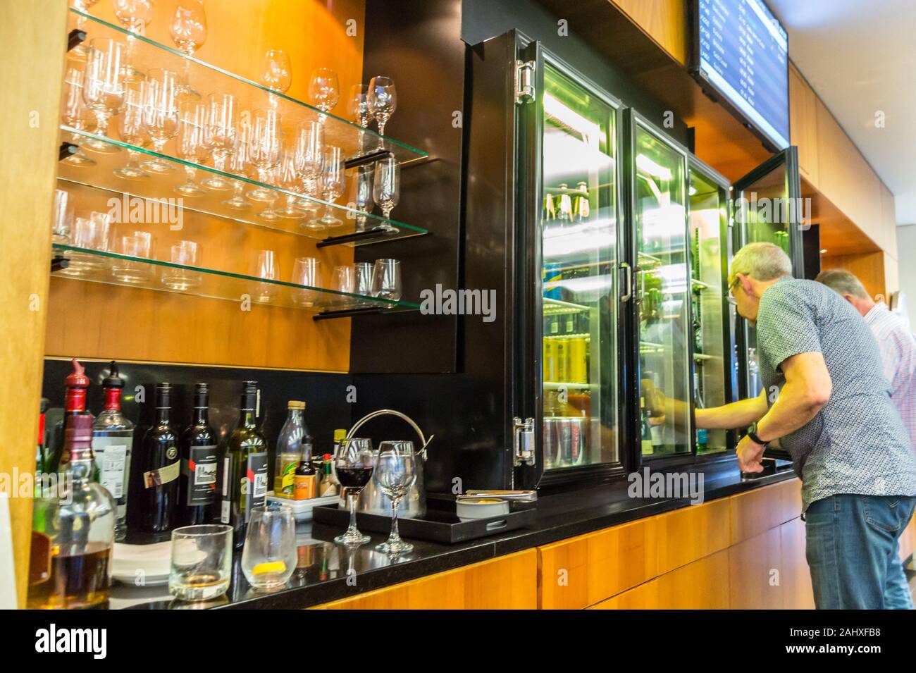 Wein und Bier Bar bei Qantas International Business Lounge, Flughafen Auckland, Neuseeland Stockfoto