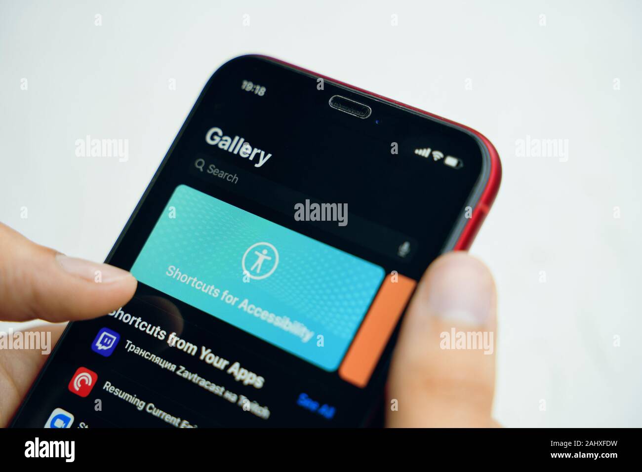 Bischkek, Kirgisistan - 6. Juni 2019: Neue Tastenkombinationen Anwendung in Ios 13. Man verwendet eine neue App auf dem iphone X. Stockfoto