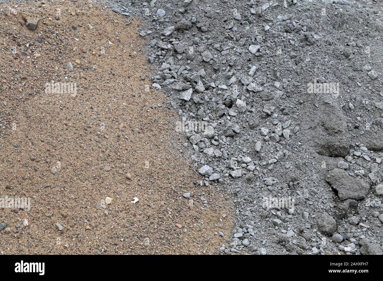 Baustoffe in eine Baustelle. In diesem Foto können Sie braunen Sand und Grau zerquetscht grauen Stein Material. Nahaufnahme Farbe Bild. Stockfoto