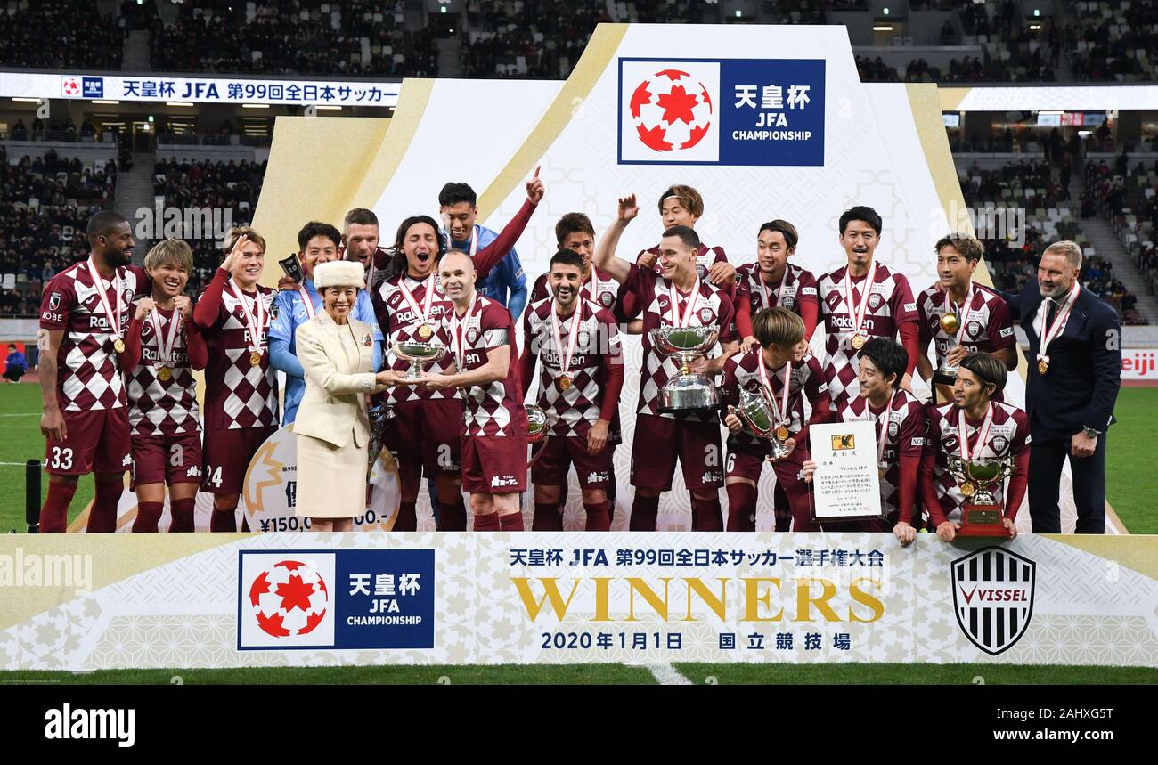 Tokio, Japan. 1 Jan, 2020. Prinzessin Takamodo präsentiert die Trophäe zu Vissel Kobe Fußballmannschaft capitan Andres Iniesta während des Kaisers Cup 99th Japan Football Association Meisterschaft Preisverleihung. Das Spiel war im Stadion, die als Hauptspielstätte des Tokyo 2020 Olympischen Spiele dienen. Foto onã € € Mittwoch, 1. Januar 2020. Foto: Ramiro Agustin Vargas Tabares Credit: Ramiro Agustin Vargas Tabares/ZUMA Draht/Alamy leben Nachrichten Stockfoto