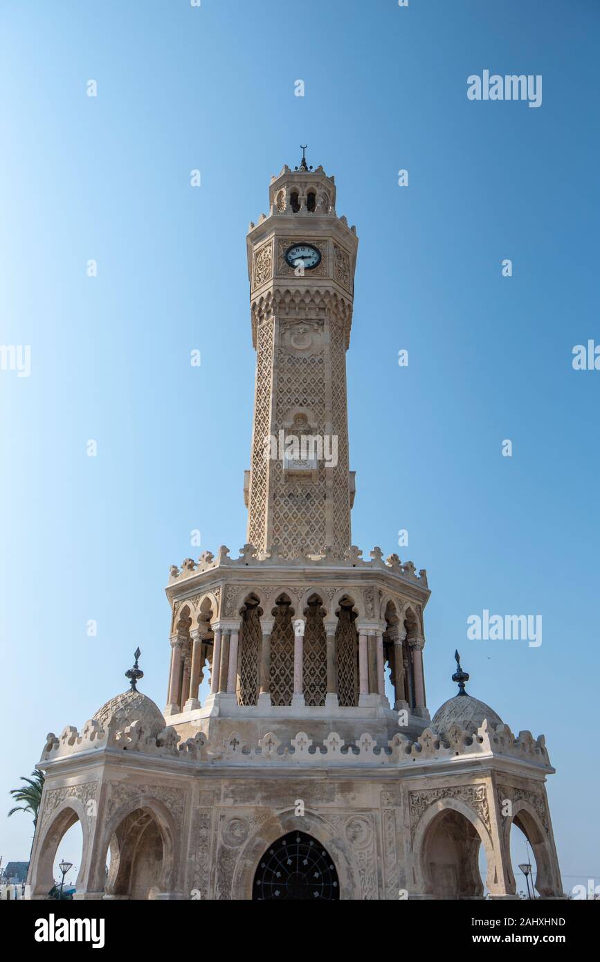 Izmir, Türkei. Konak Platz mit altem Uhrenturm (Saat Kulesi) . Es wurde 1901 erbaut und als offizielles Symbol der Stadt Izmir in der Türkei anerkannt. Stockfoto