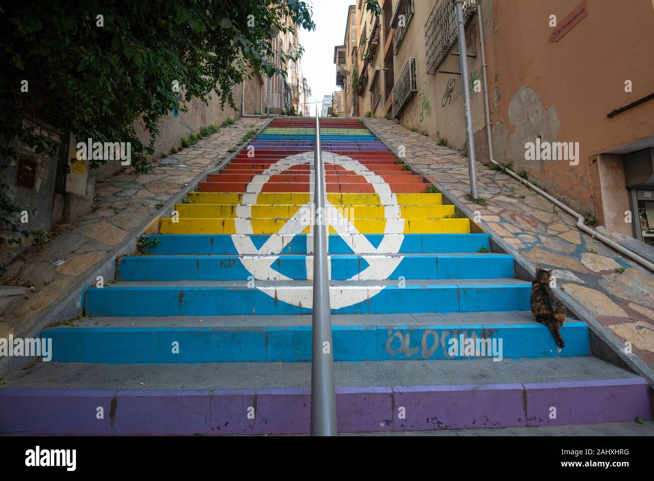 Izmir, Türkei. Ein Friedenszeichen auf bunten und hohen Stufen. Blick auf die Straße von Kunst gemalten Treppen in der Stadt Izmir Stockfoto