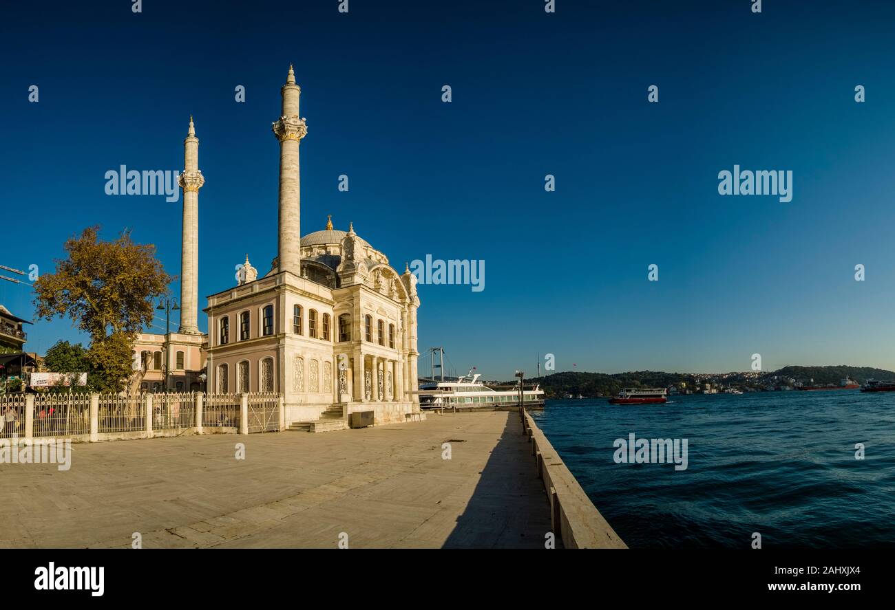 Der Ortaköy Moschee Ortaköy Camii, am Bosporus, die kontinentale Grenze zwischen Europa und Asien Stockfoto