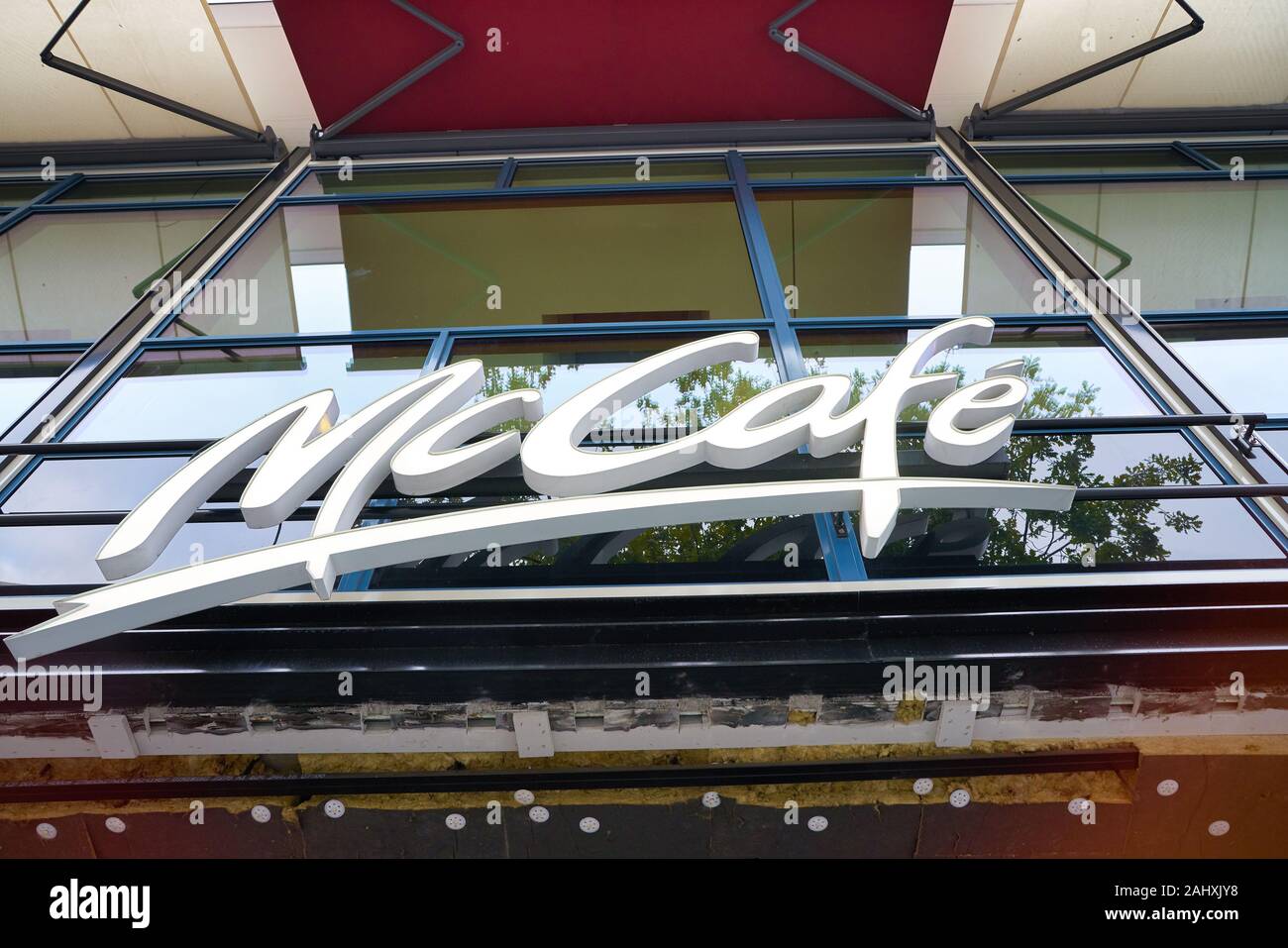 BERLIN, DEUTSCHLAND - ca. September 2019: McCafe Zeichen bei McDonald's Restaurant in Berlin gesehen. Stockfoto