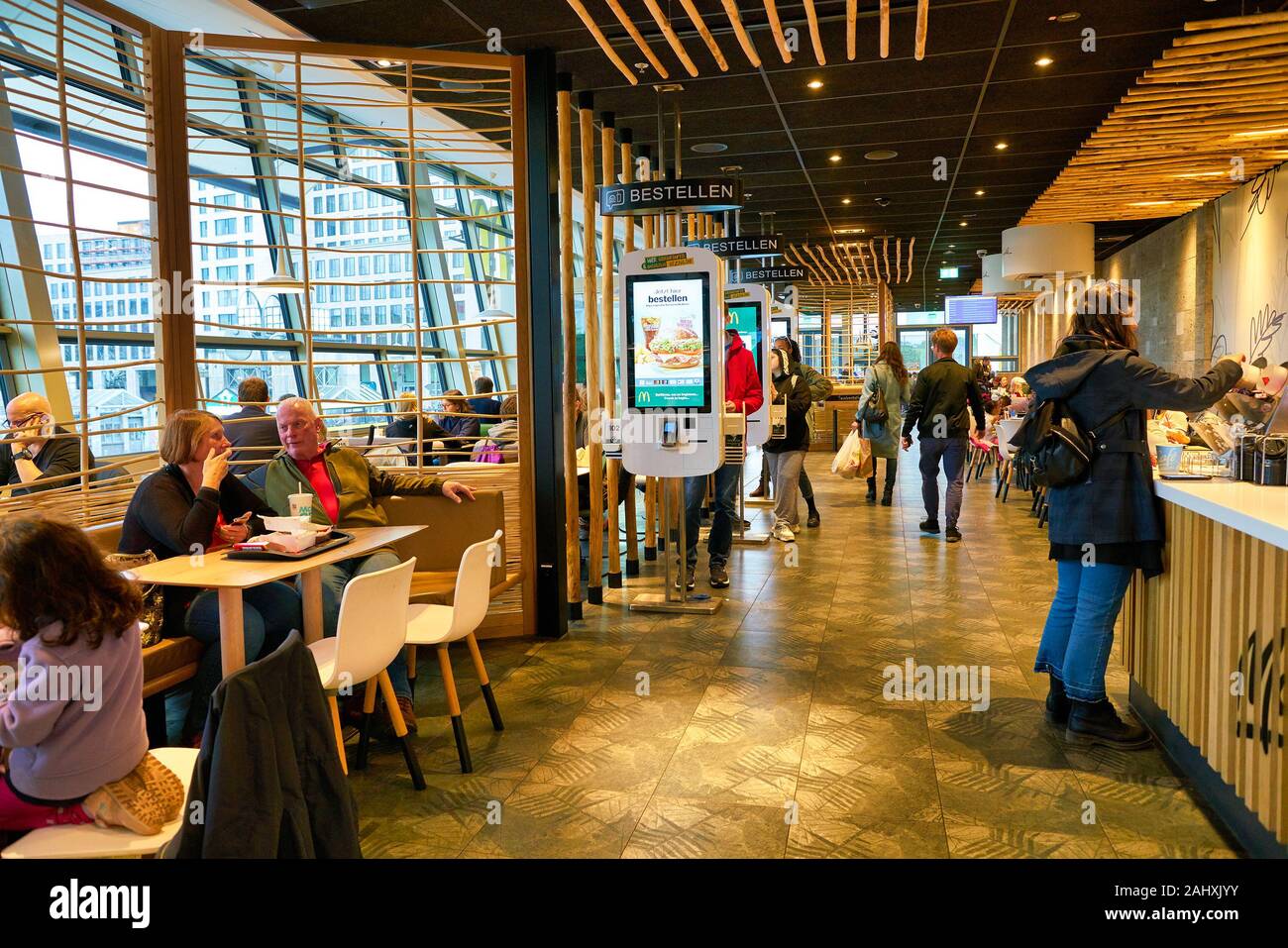 BERLIN, DEUTSCHLAND - ca. September 2019: Selbst bestellen Kioske bei McDonald's Restaurant in Berlin. Stockfoto