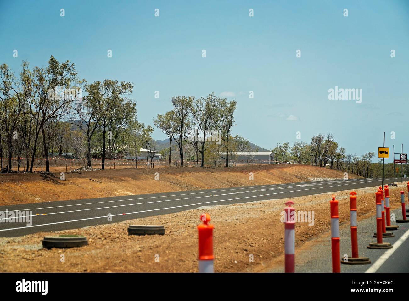 Straßenbauarbeiten auf einer australischen country Highway, der Beschilderung und Absperrungen Verkehrsfluss steuern Stockfoto