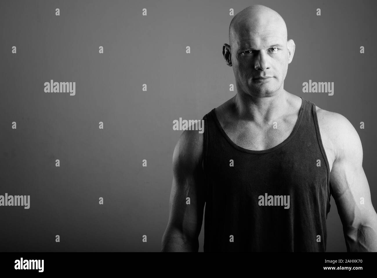 Kahlen muskulösen Mann mit Tank Top gegen grauer Hintergrund Stockfoto