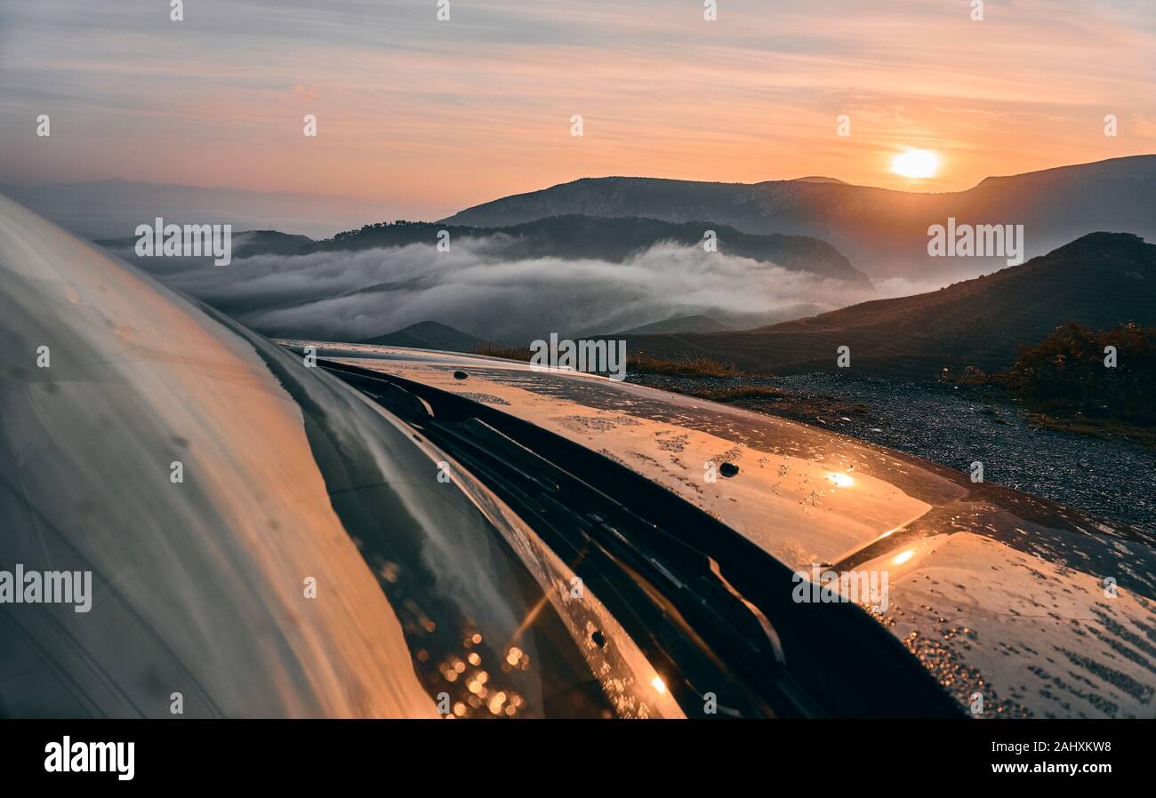 Off Road Abenteuer bei Sonnenaufgang und schöne Wolken über den Bergen Stockfoto