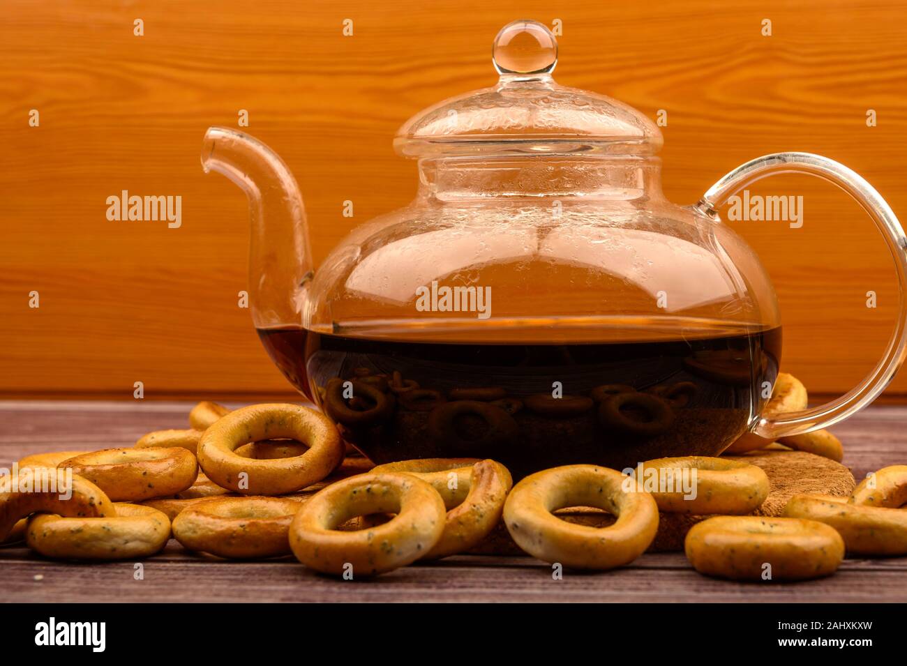 Bagels und ein Glas Tee Wasserkocher auf einem hölzernen Hintergrund Stockfoto