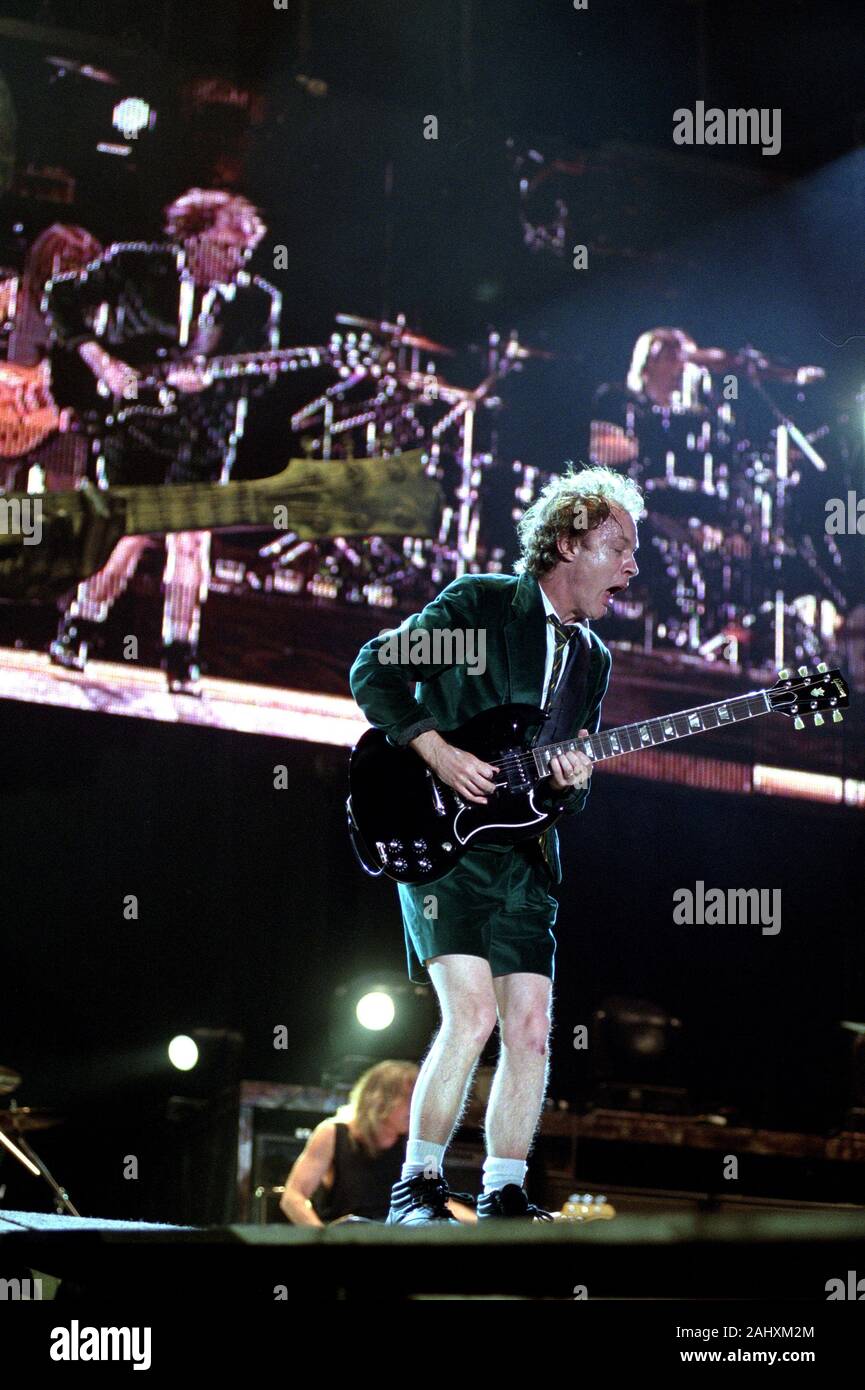Turin Italien 04.07.2001: Angus Young Gitarrist der australischen Hard Rock Band ACDC während des Live-Konzerts im Delle Alpi Stadion Stockfoto