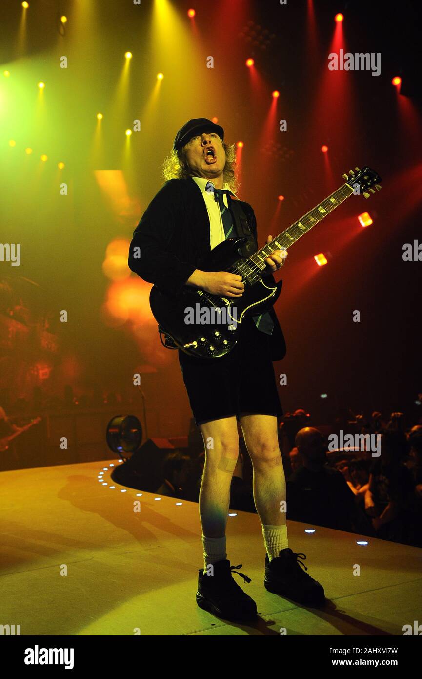 Milano Italien 19.03.2009: Live Konzert von ACDC am Mediolanum Forum von Assago, Angus Young während des Konzerts Stockfoto