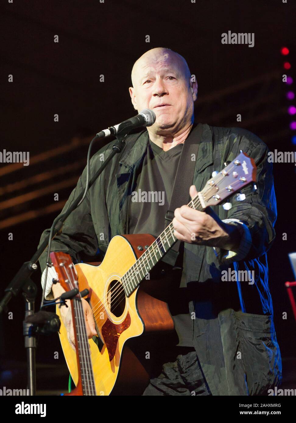 Neil Innes, arbeitete mit der Bonzo Dog doo-dah Band, Monty Python und der Ruttles durchführen an den Musicport Festival, Whitby, ENGLAND 20/10/13. Stockfoto