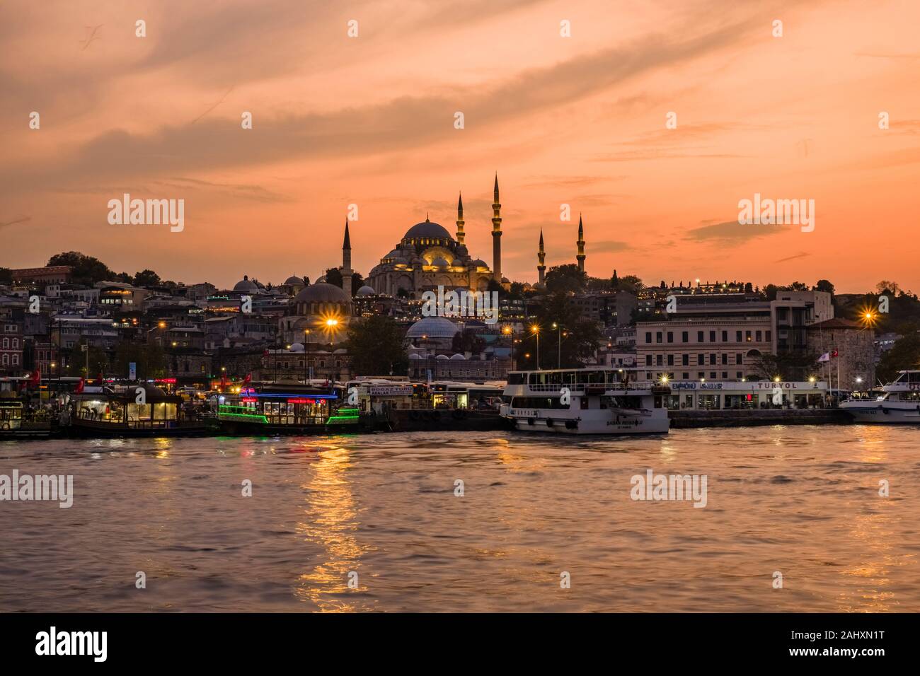 Süleymaniye Moschee, Süleymaniye Camii, gelegen auf einem Hügel im Stadtteil Fatih, von der Galatabrücke, Galata Köprüsü gesehen, bei Sonnenuntergang Stockfoto