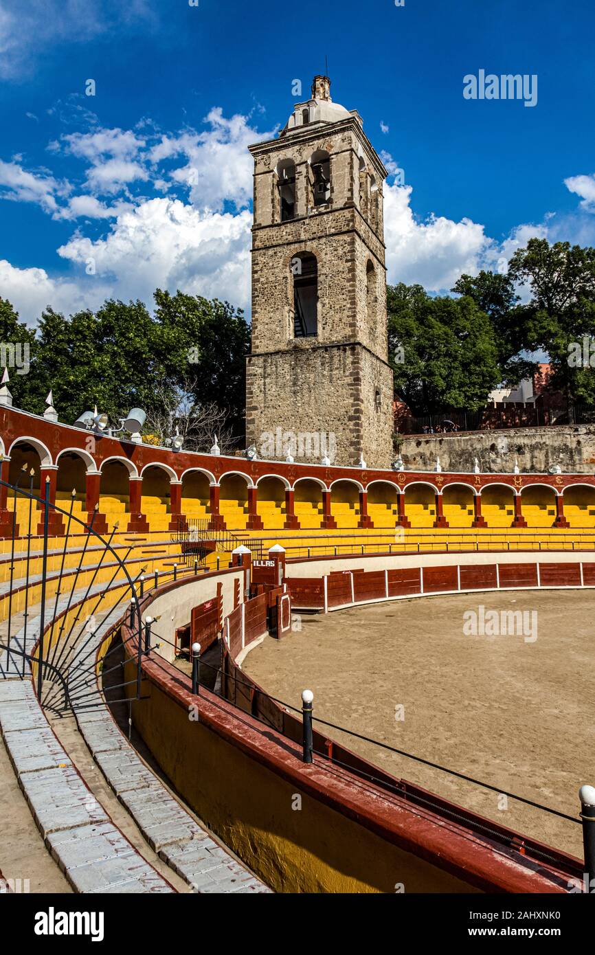 Mexiko Tlaxcala Tlaxcala de Xicohténcatl öffnen Kathedrale Unserer Lieben Frau von der Annahme und der Stierkampfarena entfernt Stockfoto