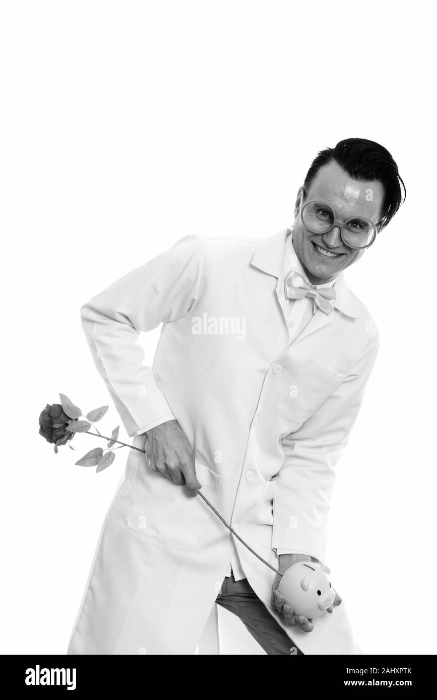 Studio shot von Happy crazy man Arzt lächelnd während stechend rote Innenseite piggy Bank stieg Stockfoto