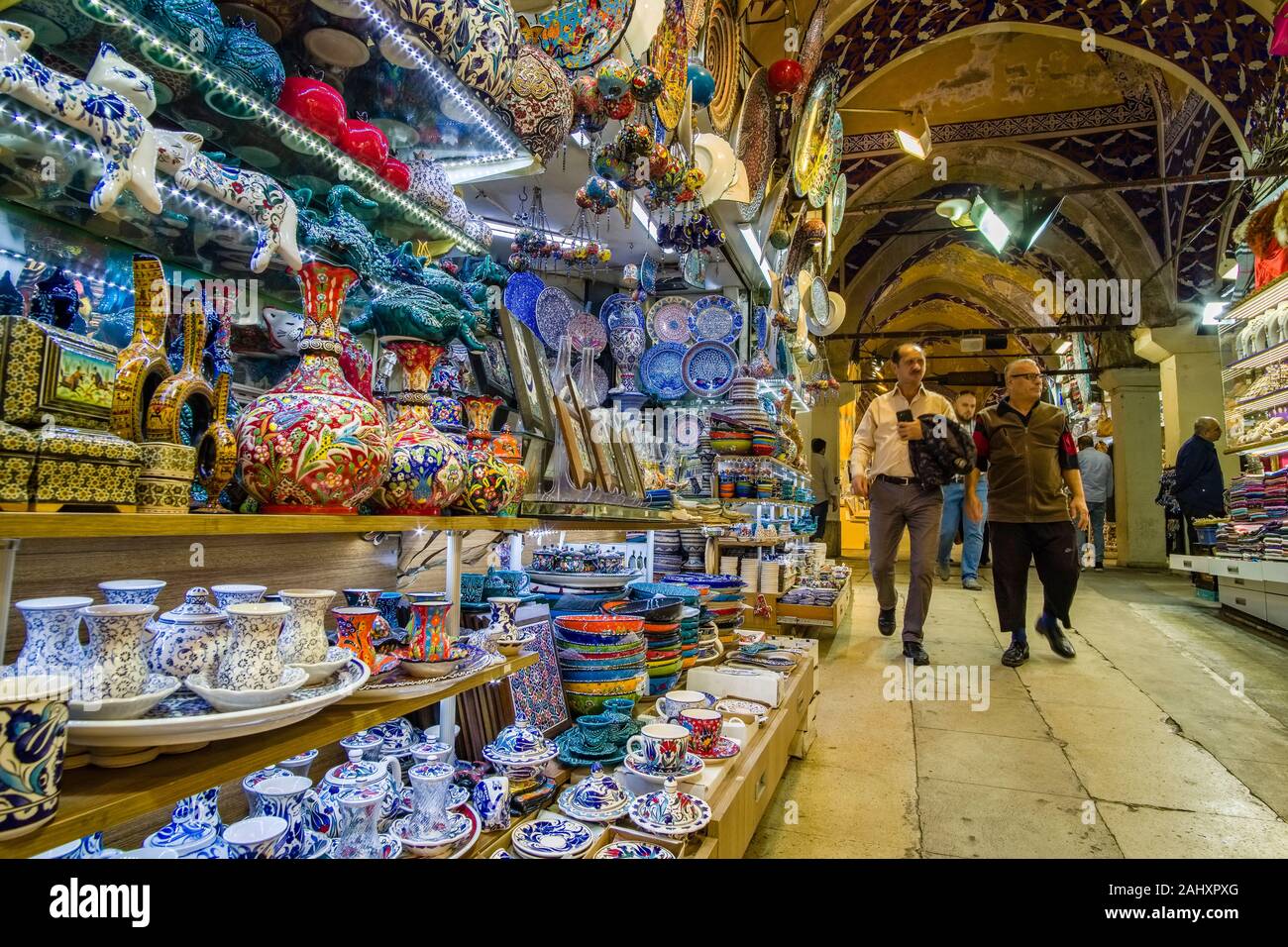 Farbenfrohe und kunstvolle tablewear ist im Grand Bazaar, Kapalıçarşı, einer der größten und ältesten überdachten Märkte der Welt verkauft. Stockfoto