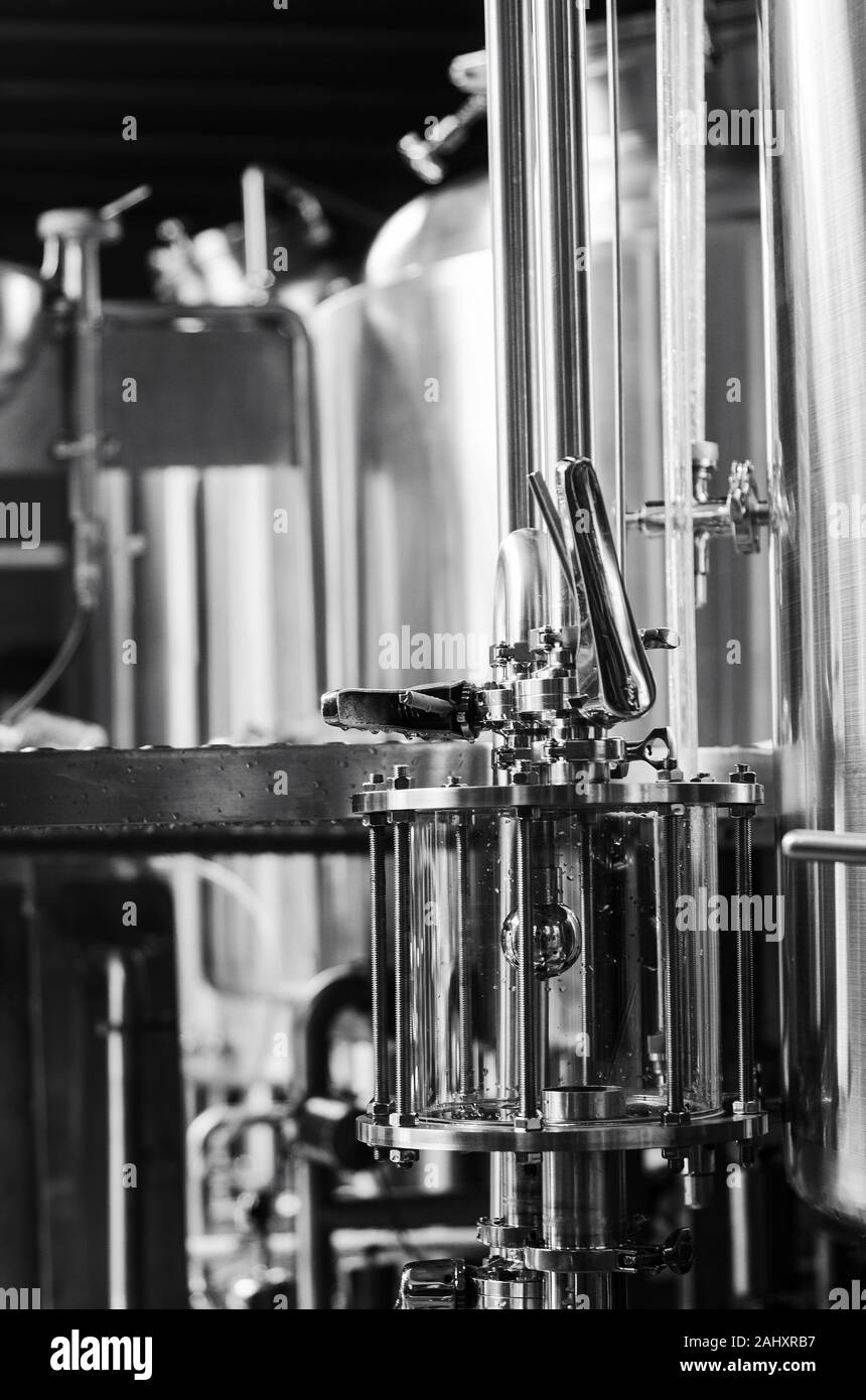 Industrielle Bierbrauen Ausrüstung Detail in Brauerei Interieur in Schwarz und Weiß Stockfoto