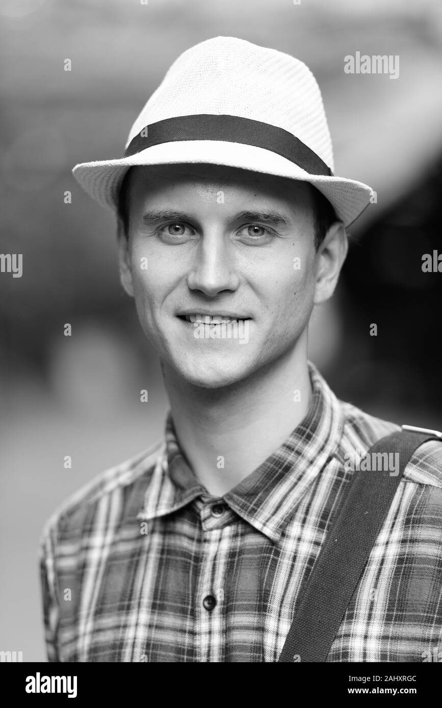 Gesicht der jungen schönen touristischen Mann in den Straßen unterwegs im Freien Stockfoto