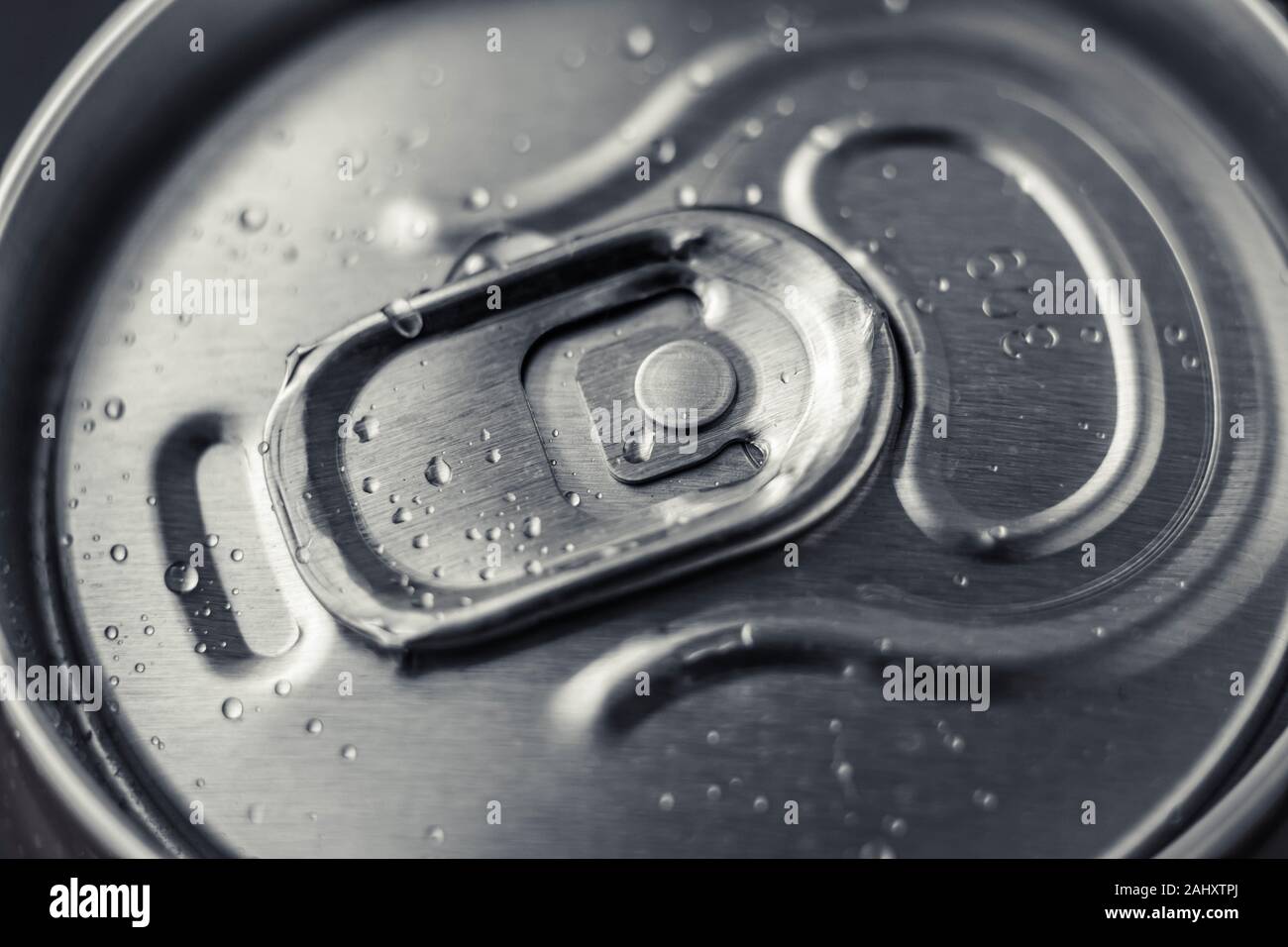 Geschlossen metall Dose Cola auf schwarzem Hintergrund. Ansicht von oben. Trinken kann mit Wassertropfen. Stahl glänzend Flasche Bier. Stockfoto