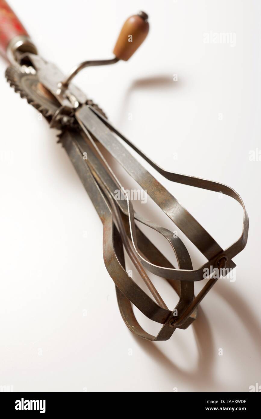 Alte Hand Schneebesen Auf Einem Weißen Tisch Stockfotografie - Alamy