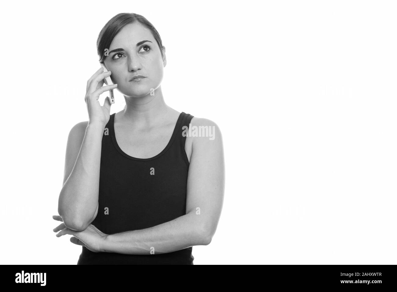 Studio Aufnahme der schönen Frau Gespräch am Handy beim Denken Stockfoto