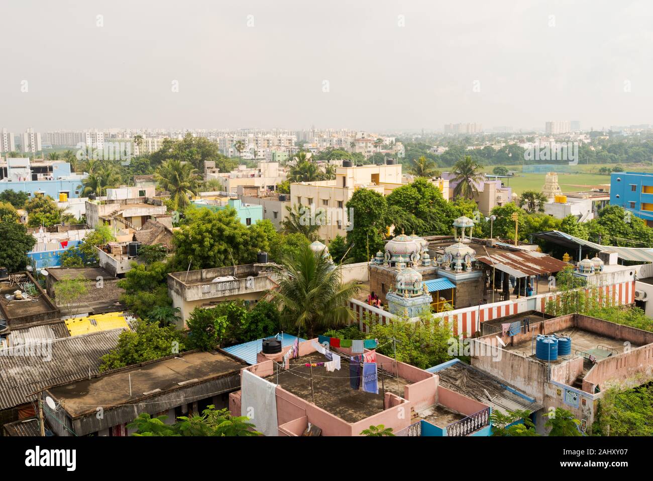 Dachterrasse mit Blick über die Stadt Chennai. Die an bewölkten Tag Stockfoto
