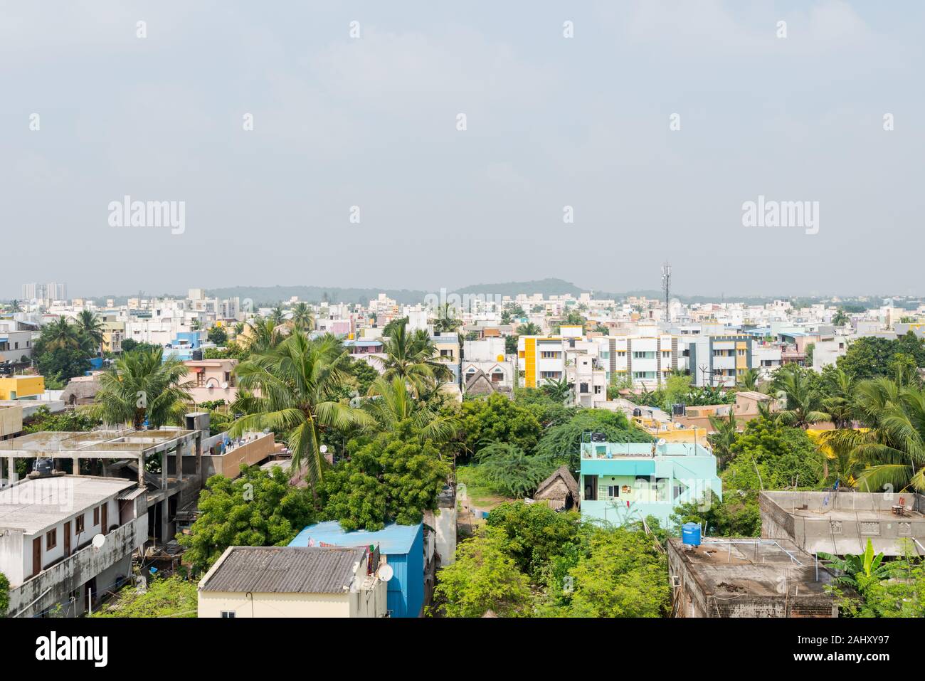 Dachterrasse mit Blick über die Stadt Chennai. Die an bewölkten Tag Stockfoto