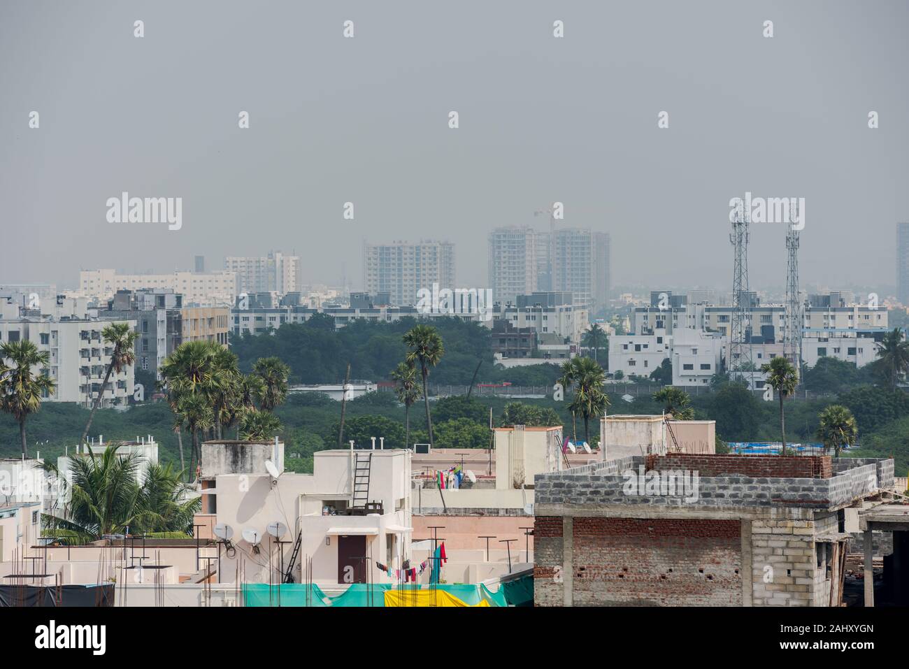 Dachterrasse mit Blick über die Stadt Chennai. Die an bewölkten Tag Stockfoto