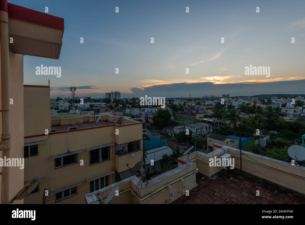 Dachterrasse mit Blick über die Stadt Chennai. Die an bewölkten Tag Stockfoto