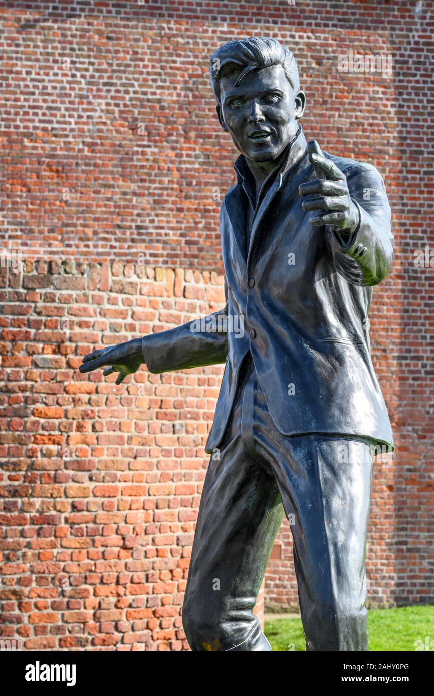 Bronzestatue des Popstars Billy Fury (2003) des Bildhauers Tom Murphy im Royal Albert Dock, Liverpool, Großbritannien. Stockfoto