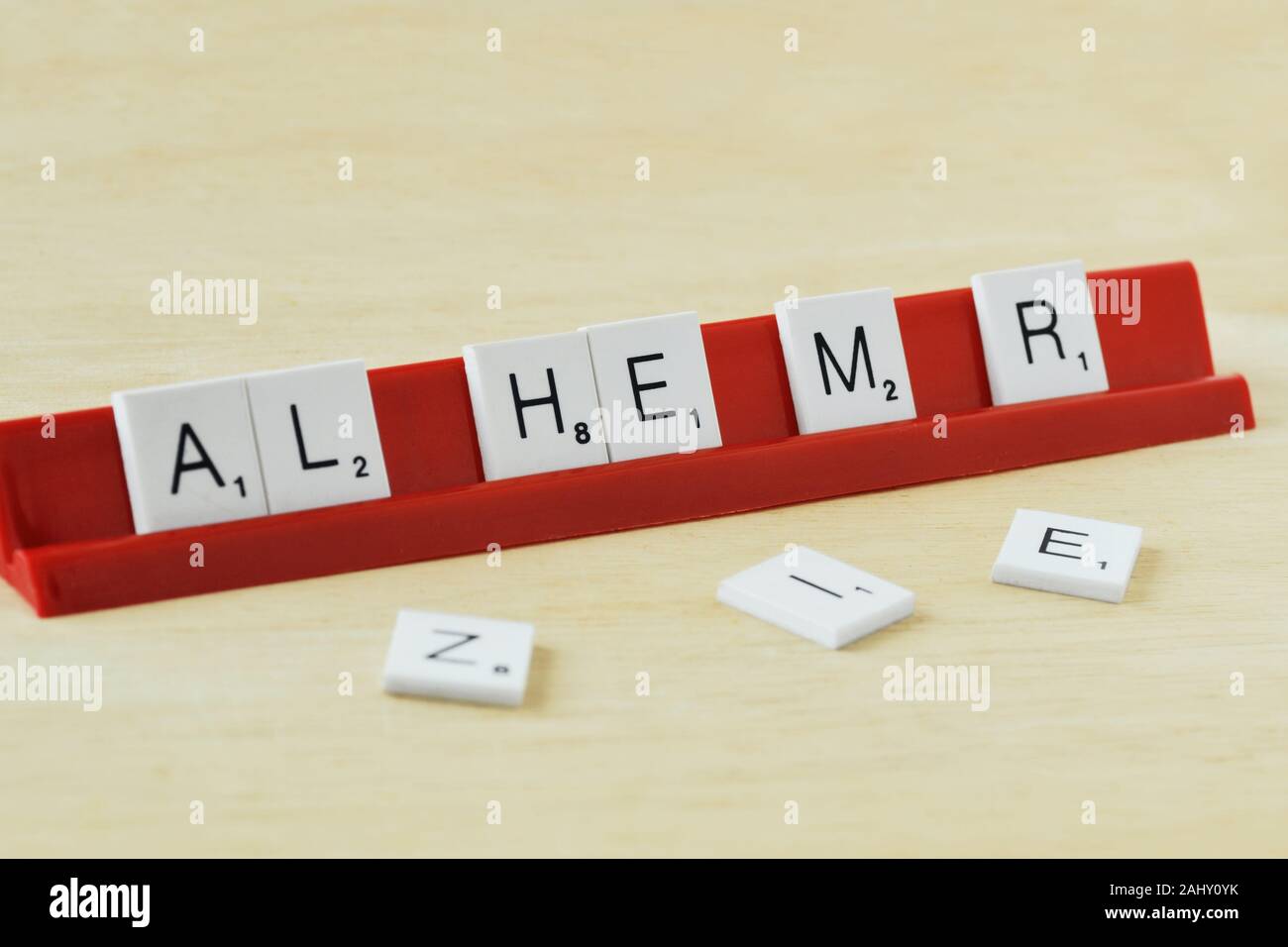 Das Wort Alzheimer mit SCRABBLE-Spiel Buchstaben - Begriff des verblassenden Erinnerungen geschrieben Stockfoto