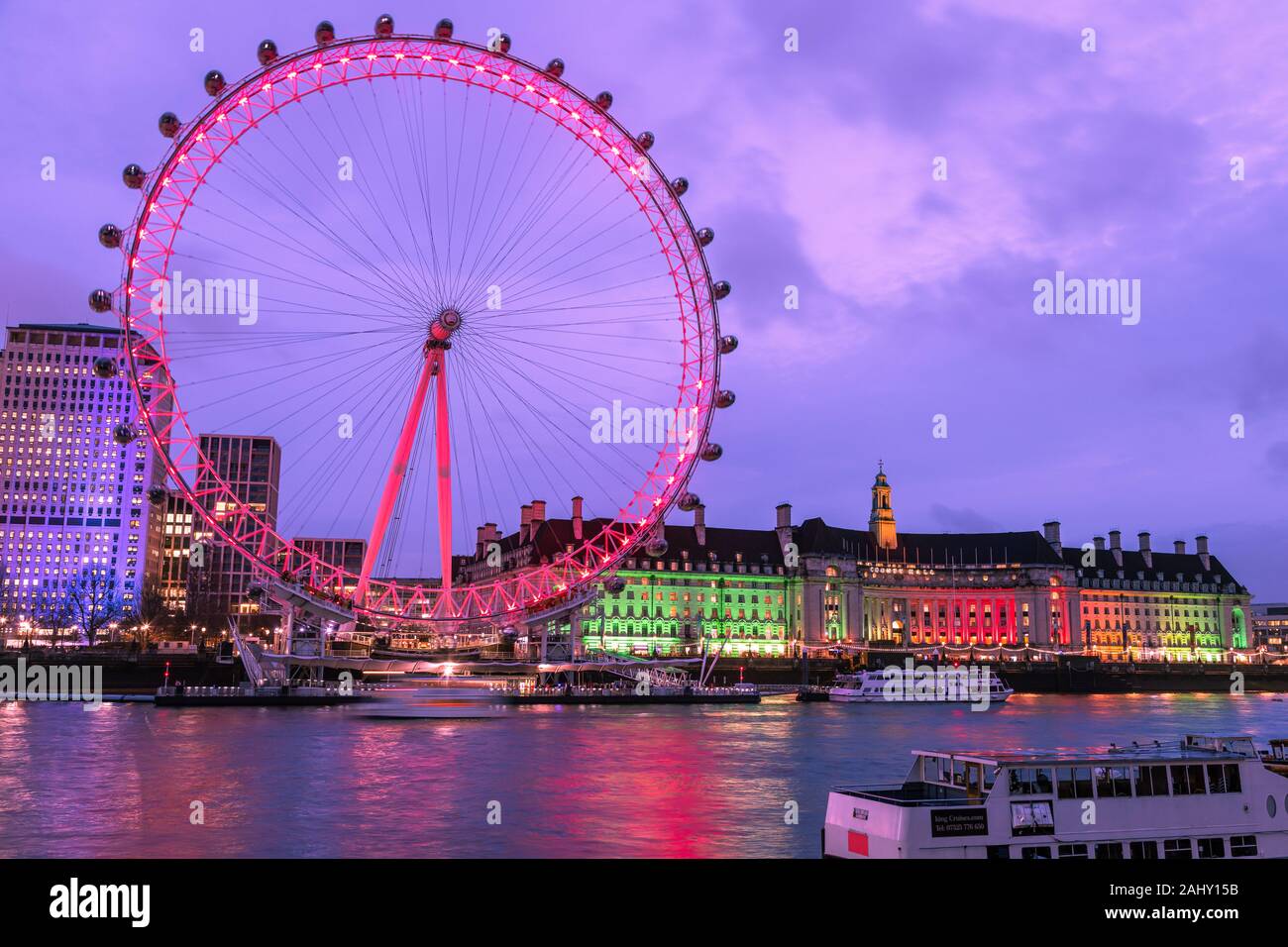 Landschaft Skyline von London, das London Eye, Dämmerung, Dämmerung, blaue Stunde mit der Southbank und der County Hall, Themse Reiseziel, London England Großbritannien Stockfoto