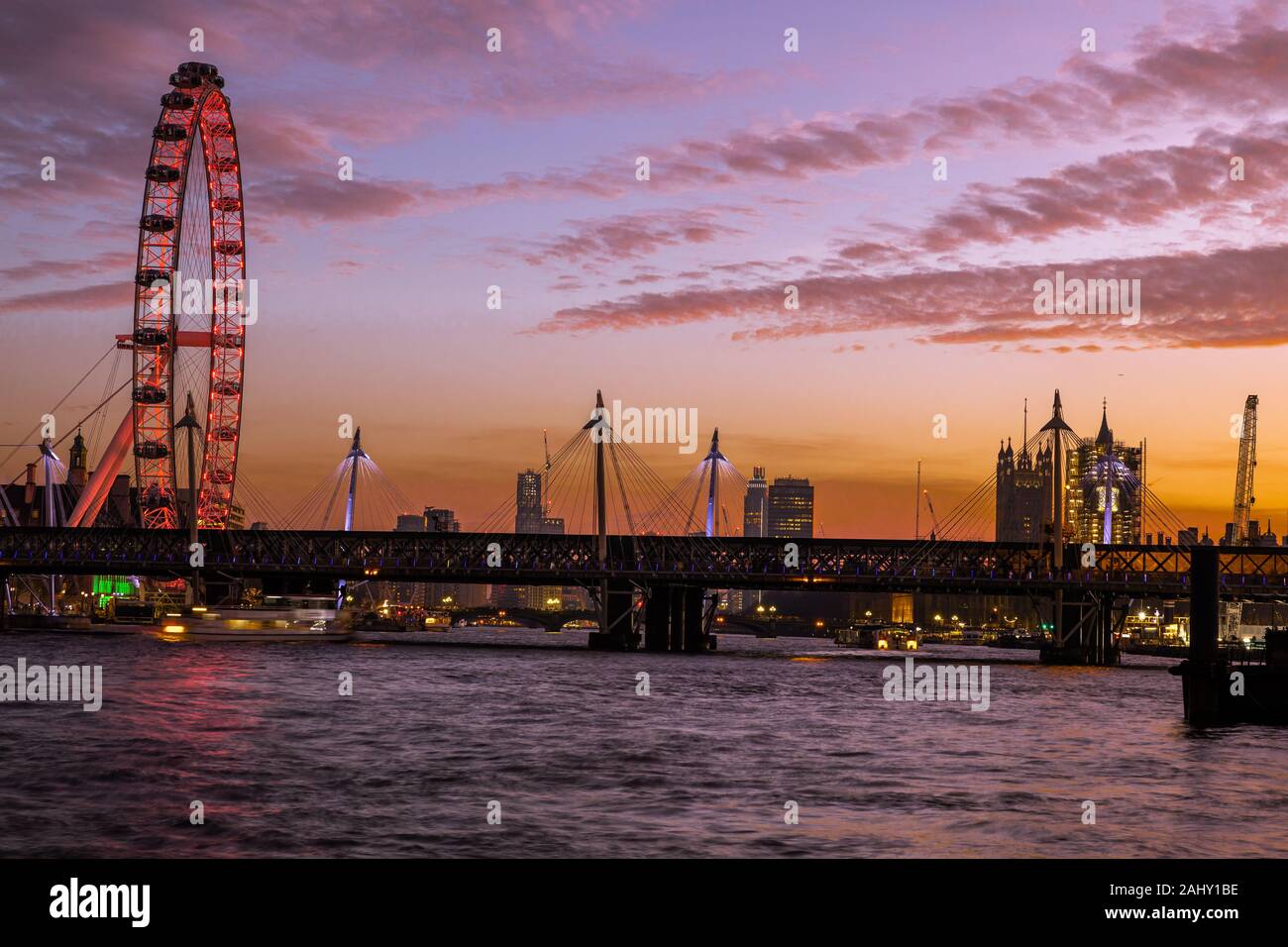 Landschaft Skyline von London, das London Eye, Dämmerung, Dämmerung, blaue Stunde mit der Southbank und Themse Reiseziel, London England Großbritannien Stockfoto