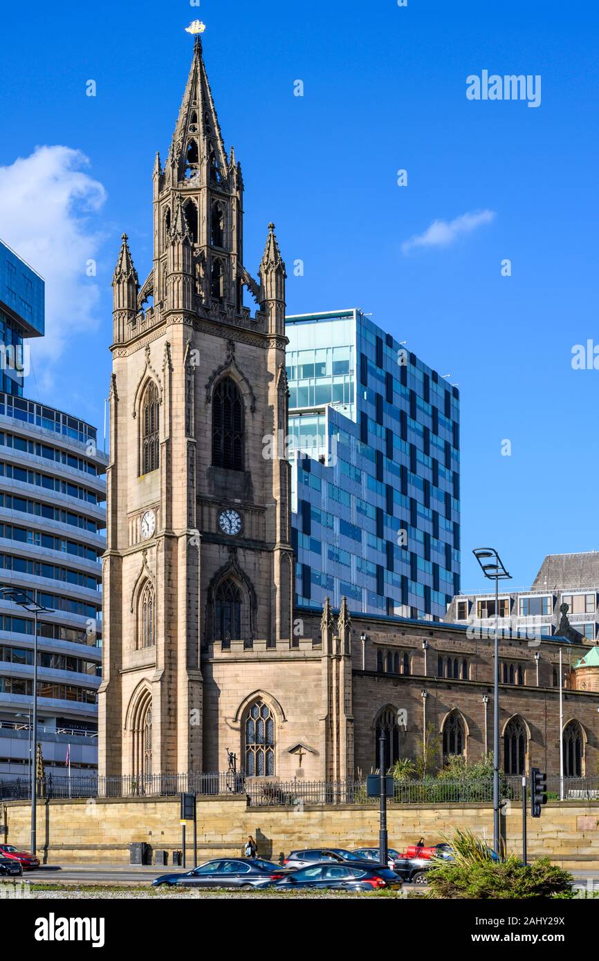 In der Nähe von Pier Head am Fluss Mersey befindet sich die Church of Our Lady and Saint Nicholas, die anglikanische Pfarrkirche von Liverpool. Stockfoto