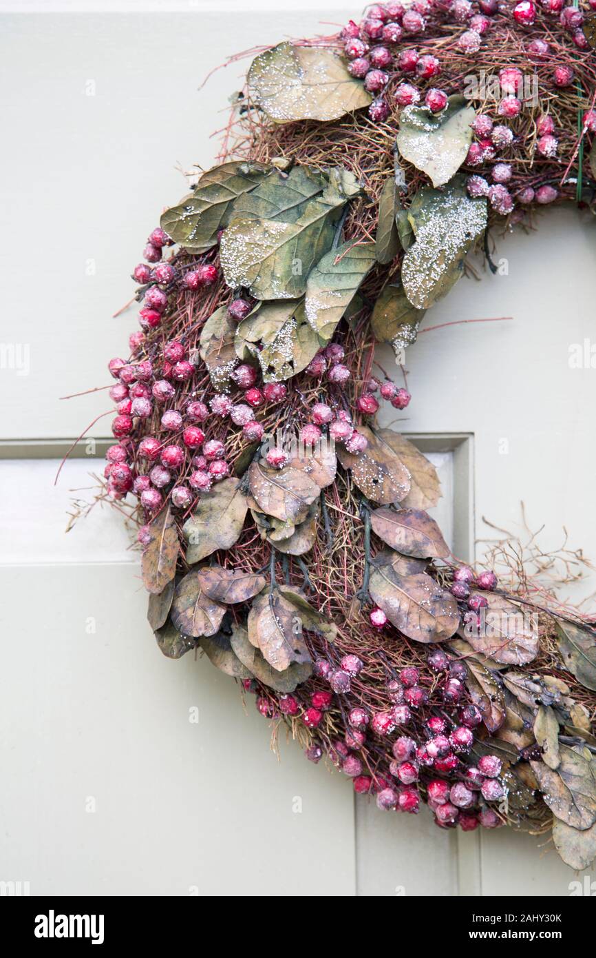Beeren auf Weihnachten Kranz auf weiße Tür Stockfotografie - Alamy
