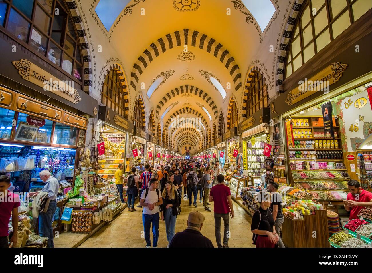 Viele Menschen sind Wandern und Shopping innerhalb der Gewürzmarkt, Mısır Çarşısı, auch als Ägyptischer Basar bekannt Stockfoto