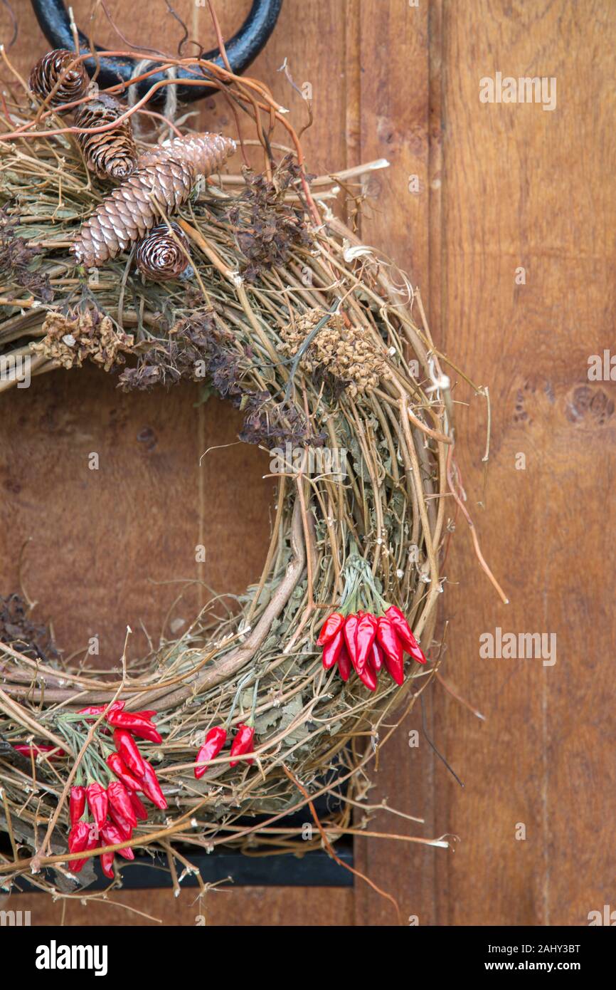 Kranz aus roten paprikaschoten -Fotos und -Bildmaterial in hoher ...