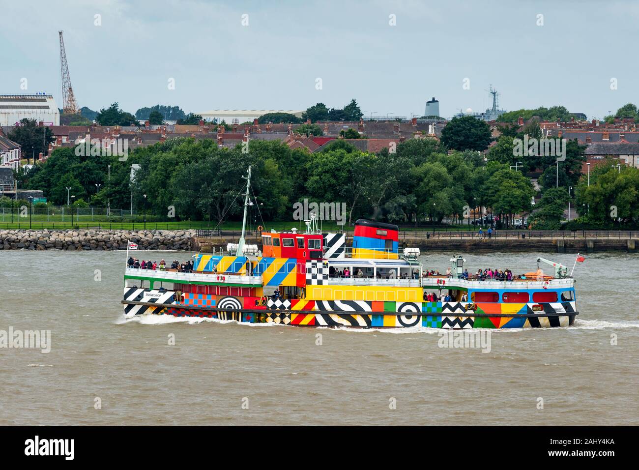 Mersey Fähre MV Snowdrop (1959), früher MV Woodchurch, im ersten Weltkrieg dazzle Tarnung, entworfen von Sir Peter Blake gemalt. Stockfoto